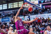 Michael Carrera pica el cèrcol de l’Alacant a l’acció més espectacular del partit d’ahir.