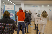 Persones fan cua per vacunar-se a la ciutat de Lleida.