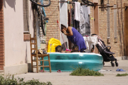 Vecinos con su piscina hinchable en las calles de la Mariola.