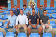 Josep Monrabà, amb camisa blanca, al costat de Joan Capdevila, Alexis Pintó i els seus directius.