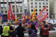 Los dirigentes de UGT y CCOO se dirigen a los manifestantes en la plaza Sant Joan, donde se encuentra la sede de Femel.