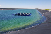 Las placas solares en el embalse de Bessons, en 2018, que un temporal de viento acabó hundiendo.