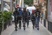 L’institut Gili i Gaya ha habilitat un aparcament per a patinets a l’interior del centre.