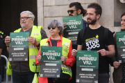 Part de les persones concentrades aquest matí a la Plaça Sant Jaume, a Barcelona, han mostrat el seu rebuig als Jocs Olímpics d'Hivern Barcelona-Pirineus 2030.