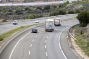 Camions circulant pel carril central de l’A-2 mentre que el dret, molt deteriorat, està buit.