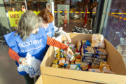 Dos voluntarias colocan los productos en las cajas ayer en Lleida.