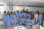 Fotografia de grup de professionals que treballen a la Unitat de Cures Intensives de l’hospital Arnau de Vilanova, un equip clau en la donació d’òrgans.