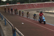 Ciclistas que se entrenan en el velódromo ensayando la prueba tras moto.