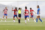 Andrea Gómez, resignada durante la celebración del primer gol de la Granada poco después del ecuador de la primera mitad, obra de Laura Pérez.