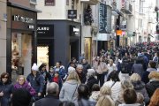 El Eix Comercial se llenó ayer por la mañana y por la tarde de personas a la búsqueda de ofertas. 