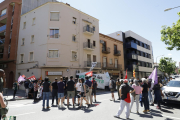 Membres de la PAH i la CGT a les portes de l’edifici.