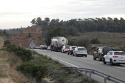 Vehicles que circulaven en direcció a Flix, parats ahir arran de l’accident.