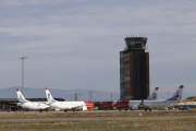 Imagen de archivo de aviones estacionados en el recinto del aeropuerto de Alguaire.