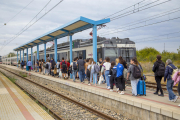 Alguns dels passatgers canviant ahir de tren a l’estació de Puigverd de Lleida.