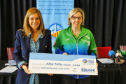 Marta Pereira haciendo entrega del cheque para la gimnasta a la directora del FEDAC, Maribel Moncasí.