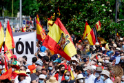 Manifestación de Vox con banderas preconstitucionales.