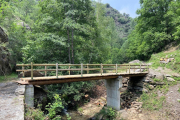 Uno de los puentes con las maderas renovadas. 