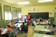 Alumnos el primer día de clase de este curso en un colegio de la capital.