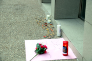 Velas en el lugar donde cayeron las gemelas en Sallent.