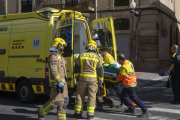 Momento en el que los servicios de emergencia atendían al herido, que falleció en el hospital. 