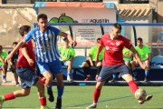 Un jugador del Balaguer controla la pilota davant de la presència d’un adversari.