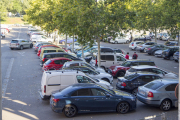 Coches en el parking del Camp d’Esports, que debe quedar libre los jueves para el mercadillo.