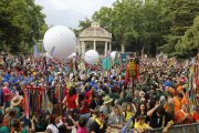 Miles de personas se citaron ayer en la Glorieta de los Camps Elisis para celebrar el inicio del Aplec del Caragol con el estallido de Lo Caragolasso.