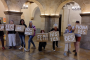 Algunas integrantes del colectivo feminista que ayer por la mañana protestaron en el patio de la Paeria. 