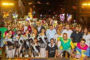 Autoridades, ‘pubilles’, la comisión de fiestas y el pregonero, Sique Rodríguez, anoche en el primer acto de las fiestas mayores del barrio de Pardinyes. 