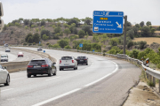 Conductores evitaban ayer el deteriorado carril derecho de la A-2 a su paso por Cervera.