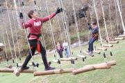 Dos nenes ahir al parc d’aventura de Rialp i, a la imatge de la dreta, comensals al restaurant Albus d’aquest mateix municipi del Pallars Sobirà.