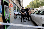 Dos agents de Policia davant de la botiga on ha tingut lloc l'apunyalament.