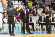 Gerard Encuentra i els àrbitres, en una acció a Castelló.