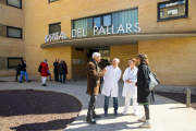 Manel Balcells y Tània Verge conversando con sanitarios en el exterior del hospital de Tremp.