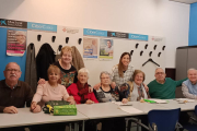 En grup - La majoria de nous perfils treballen amb grups de pacients i fan accions de salut comunitària amb sessions obertes al públic. A la foto, visita a un supermercat d’Oliana, de la mà d’una nutricionista, de participants en un projecte ...