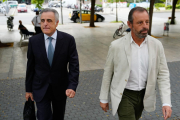 L'expresident del Barça Sandro Rosell arriba a la Ciutat de la Justicia acompanyat del seu advocat, Pau Molins.