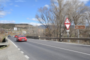 Adrall y el Pla de Sant Tirs están separados por el río Segre.