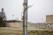 Una vista de cables tallats en una de les torres d’enllumenat exteriors de les pistes d’atletisme.