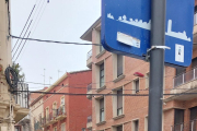 Una furgoneta invadiendo la acera de la calle Sant Martí, ayer. 