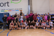 Continuen les visites a la base. Laura Gil, jugadora de l’Elite Sport CB Lleida de la Lliga Femenina 2, i Vasiljle Vusetic, pivot de l’ICG Força Lleida, van visitar dijous passat al pavelló Agnès Gregori un dels equips femenins que aglutina el ...