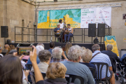 Las guitarras y el contrabajo de Oscar Wolf & his Moon Serenaders sonaron en la plaza Paeria de Lleida.