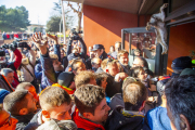 A pie tras una pancarta. Los manifestantes dejaron los tractores en la avenida Prat de la Riba y marcharon a pie tras una pancarta hacia las oficinas de  Acción Climática en Lleida.