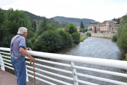 Un hombre contempla el tramo de Segre en Martinet que se incluirá en la Red Natura.