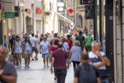 El Eix Comercial estuvo concurrido ayer por la mañana, pero hubo más paseantes que compradores.