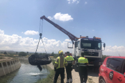 Un camió grua va treure el vehicle del canal.