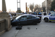 Aparatoso accidente. El suceso causó gran expectación y el coche quedó empotrado en el muro. 