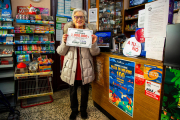 Maria Teresa Alés, propietaria del estanco de la calle Mariola que el viernes entregó un millón de euros. 