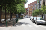 Una de las arterias principales del barrio. La Paeria destaca que el proyecto de pacificación de la calle Hostal de La Bordeta parte de los vecinos y se alinea con la voluntad municipal de crear espacios con menos coches.