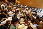 Los nuevos alumnos de  la facultad de Educación, Psicología y Trabajo Social, en el acto de bienvenida.