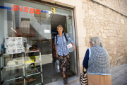 Reparto de agua embotella en L’Espluga Calba el martes.